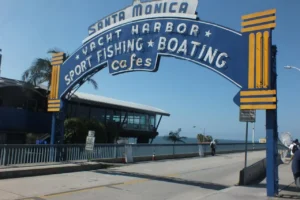 Santa_Monica_Pier_sign,_CA